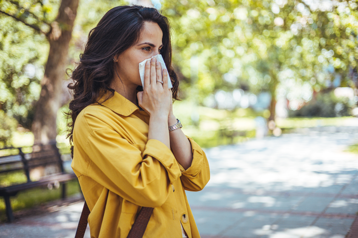 femme qui se mouche et qui a besoin de renforcer son système immunitaire