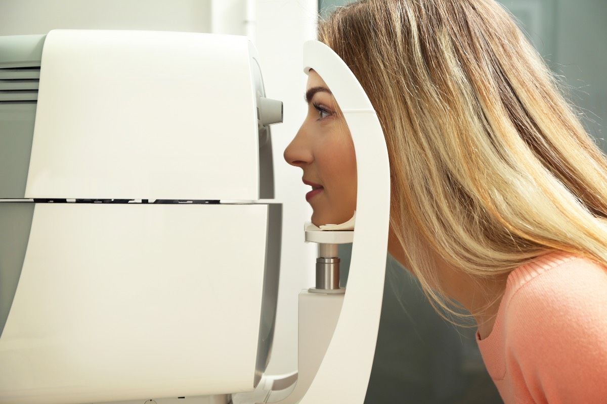 Mesure de la pression intra-oculaire d'une jeune femme