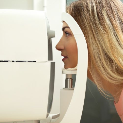 Mesure de la pression intra-oculaire d'une jeune femme