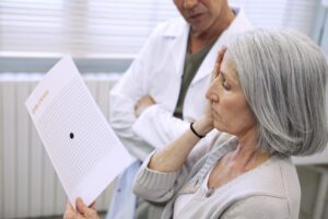 femme subissant un examen ophtalmologique