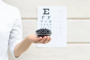 dmla et myrtilles femme qui montre les bienfaits sur la vision